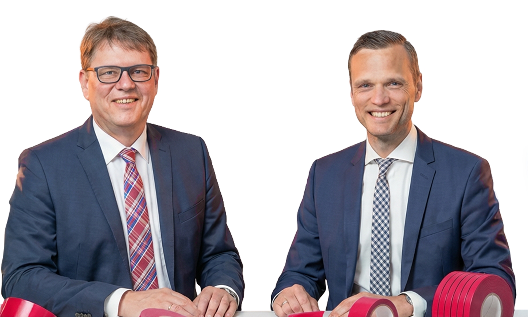 Zwei Businessmänner im Anzug mit Krawatte als Beratungsteam für industrielle Klebebandlösungen