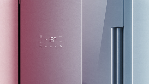 Moderner Kühlschrank mit digitaler Bedieneinheit