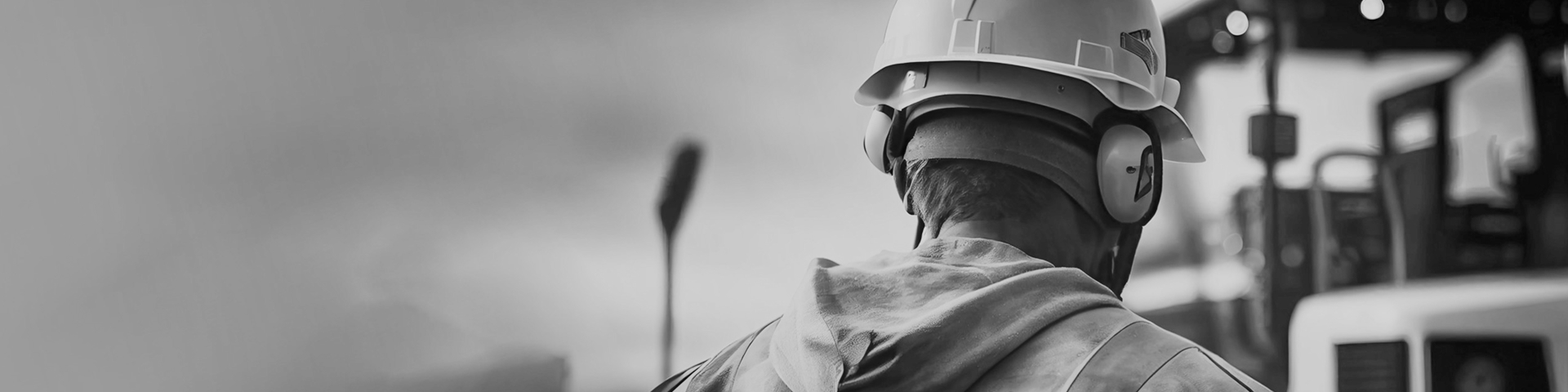 Bauarbeiter mit Schutzhelm auf einer Baustelle