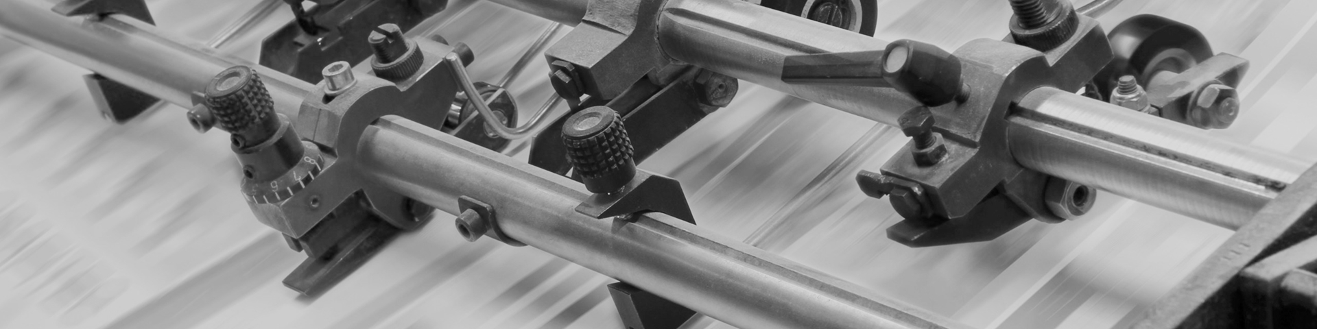 Industrielle Druckmaschine bei der Herstellung von Druckgrafiken