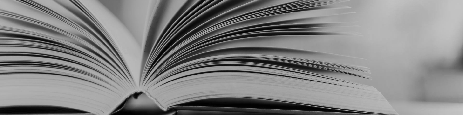 Aufgeschlagenes Fachbuch als Symbol für das Klebeband-Glossar